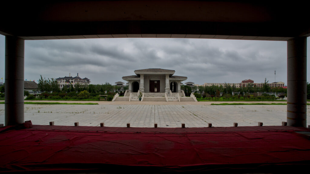 The tomb enclosure framed by a pavilion, Huo Yuanjia Memorial Park
